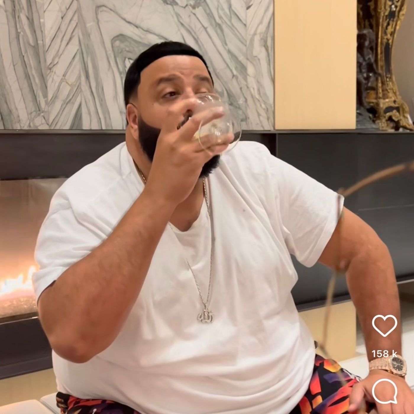 ⁣Part 1: DJ Khaled minum arak pakai rantai kalimah Allah