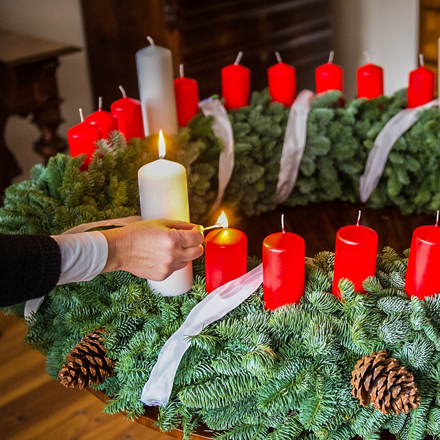 Wi snackt Platt: "Adventskranz, een Bayer snackt Platt un Boßeln"