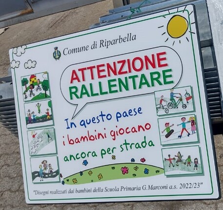 ⁣L’importanza di far giocare i bambini per strada: i cartelli di Riparbella e il parere degli psicologi