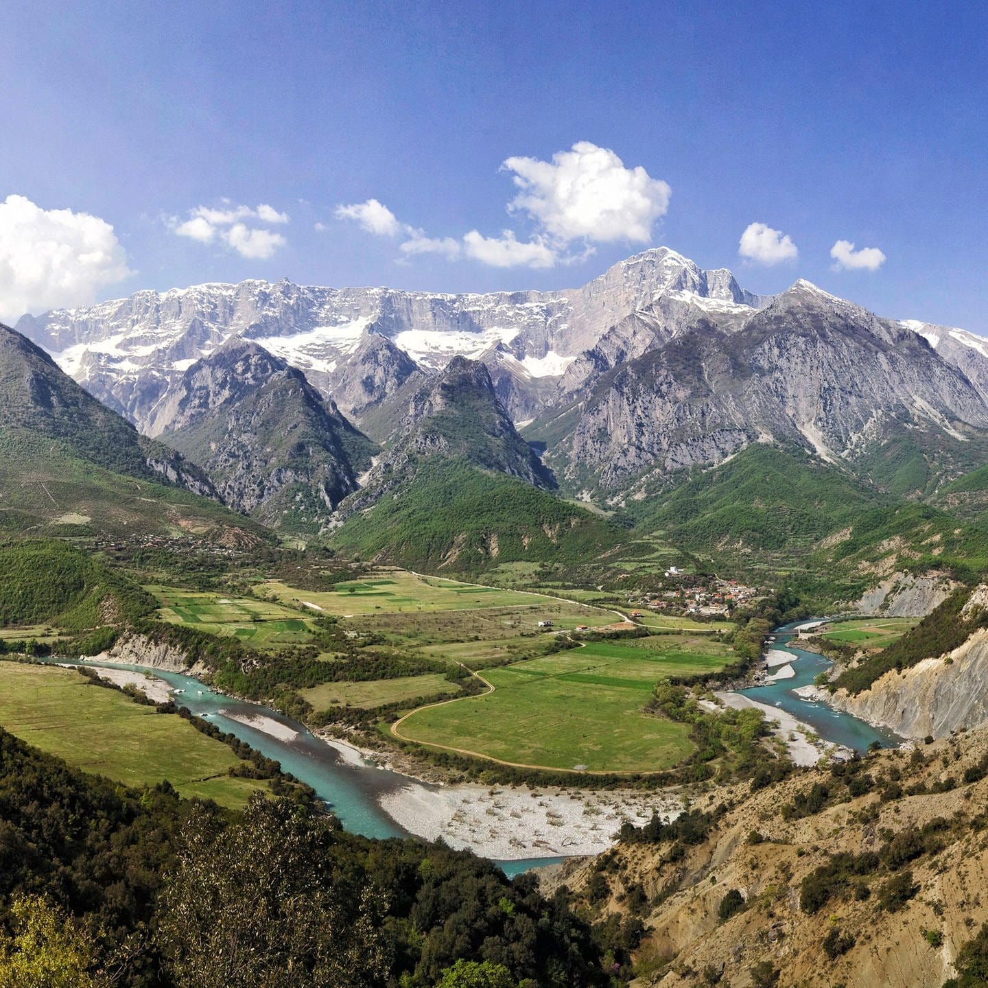 ⁣Das Vjosa-Tal in Albanien - Ein ganzer Fluss wird Nationalpark