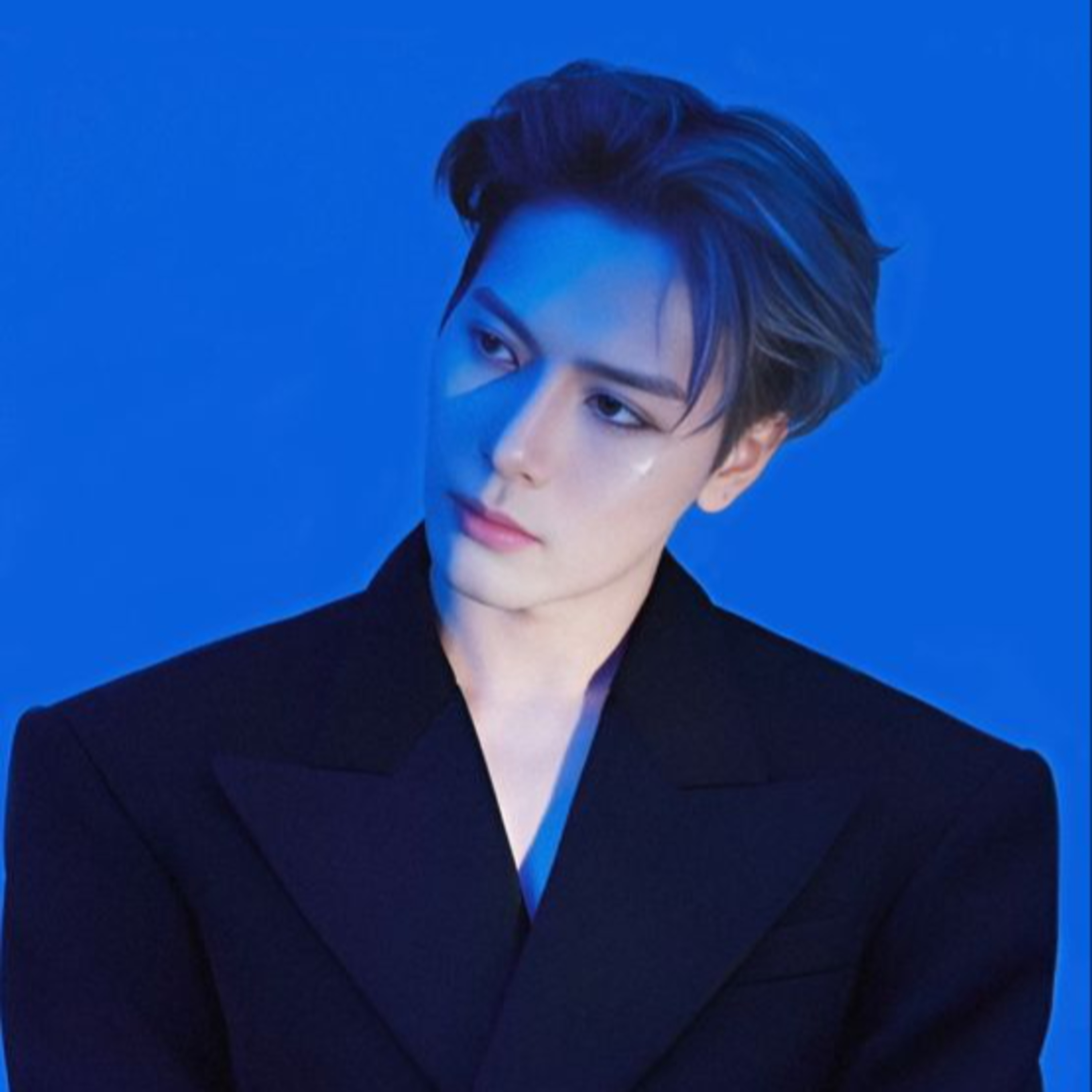 ⁣"CRIMSON BLAST" || Jackson Wang (Soloist) || Chapter 3 - " Prettiest eyes faded away"||