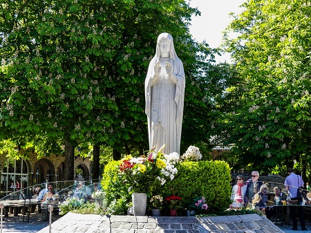 ⁣Pelgrim in eigen land: Heilige Mis bij Onze Lieve Vrouw van Banneux – Homilie priester Karlo –  Vreugdevolle getuigenissen van mede-bedevaarders én de jongste vrijwilliger van Radio Maria, de 10-jarige Matteo!