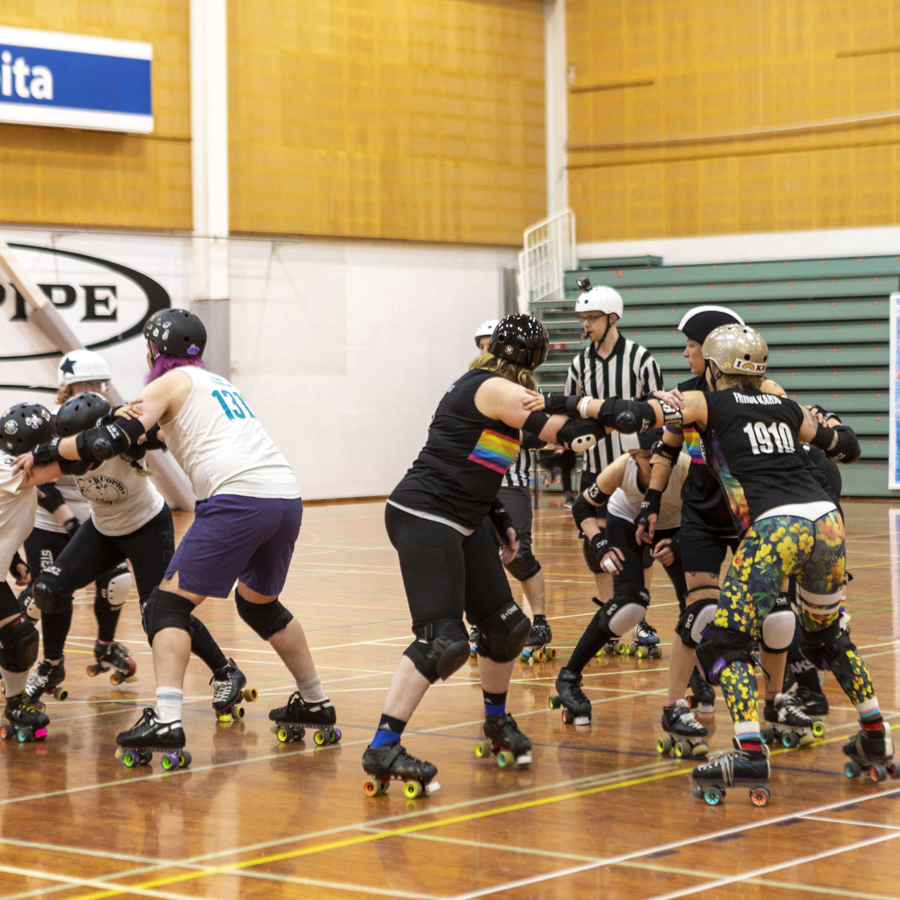 04/23: Roller derbyssä verkkosukkahousujen tilalle on noussut yhteisöllisyys, moninaisuuden arvostaminen ja huumori