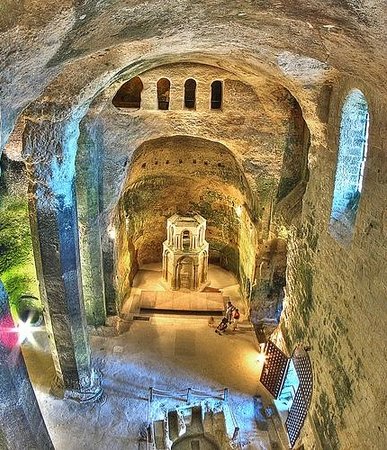 ⁣Cet été Attitude vous présente des visites incontournables à profiter en Charente. Eva reçoit Dominique JILSON l’une des responsables des visites de l’église souterraine d’Aubeterre sur Drone.