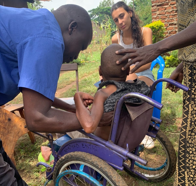 ⁣Una cadira de rodes catalana pels nens d'Uganda