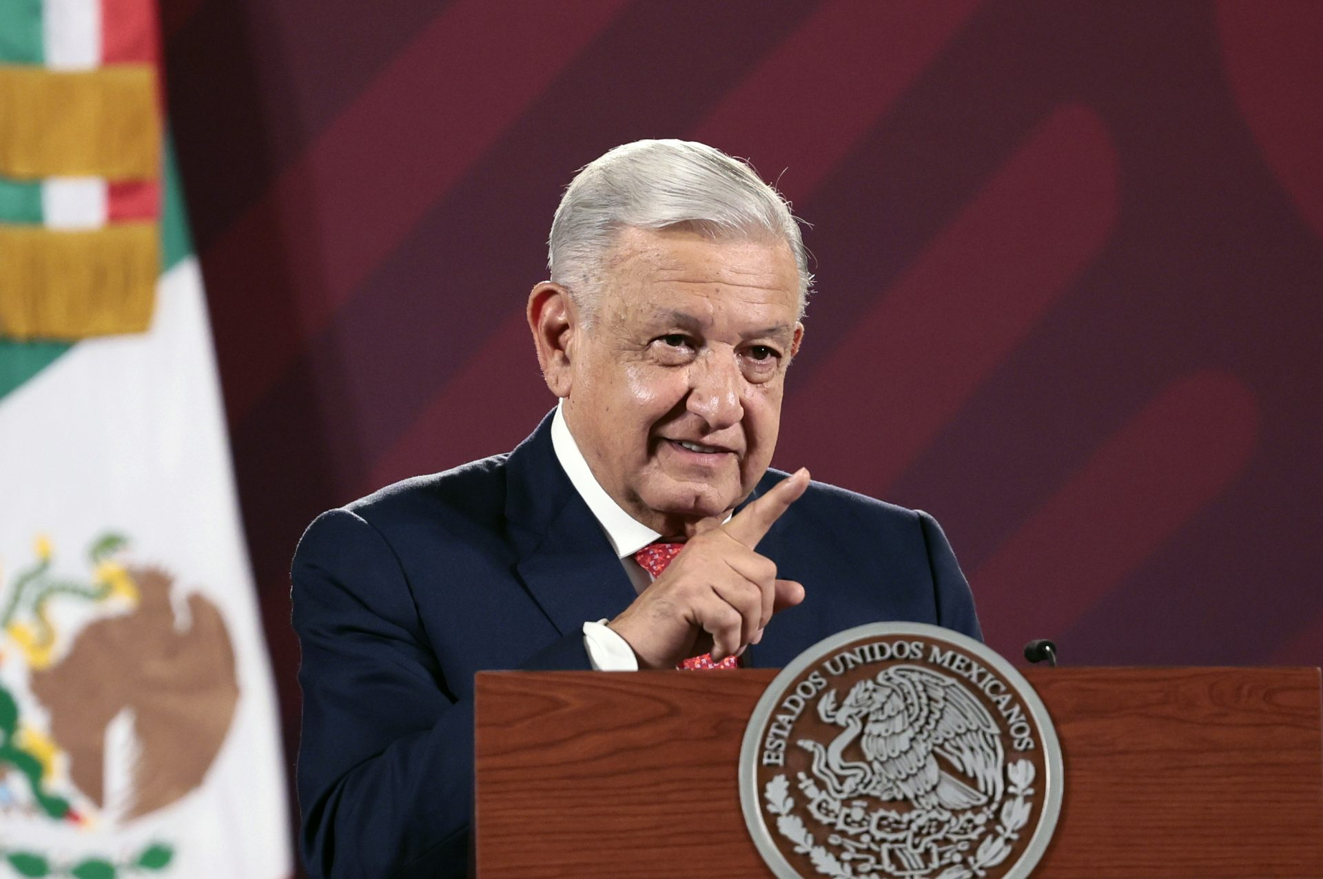 ¿López Obrador está violando la ley al exhibir contratos de la empresa de Xóchitl Gálvez?