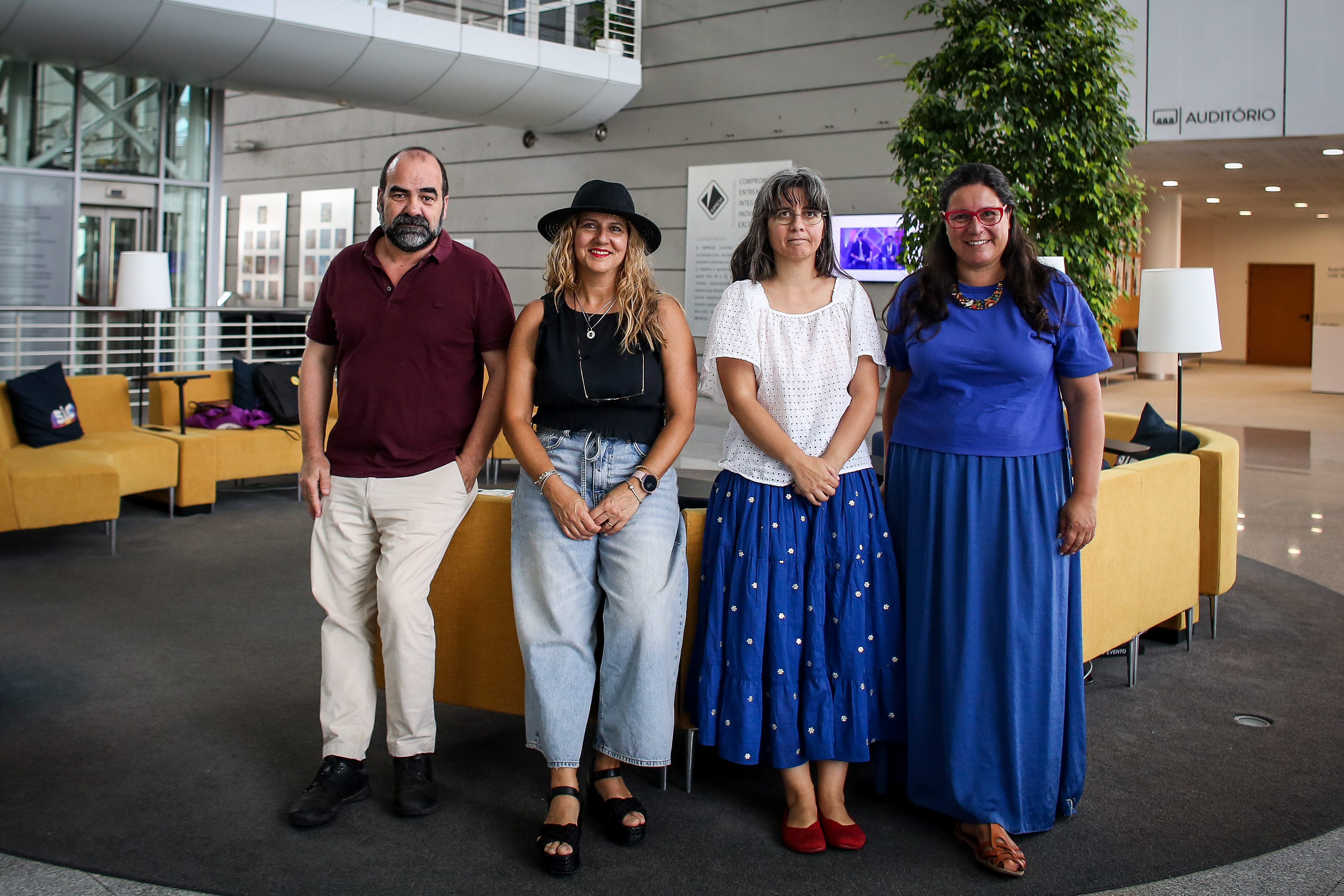 Laura Sanches, Mónica Almeida e Mónica Pereira: devemos banir telemóveis das escolas básicas?