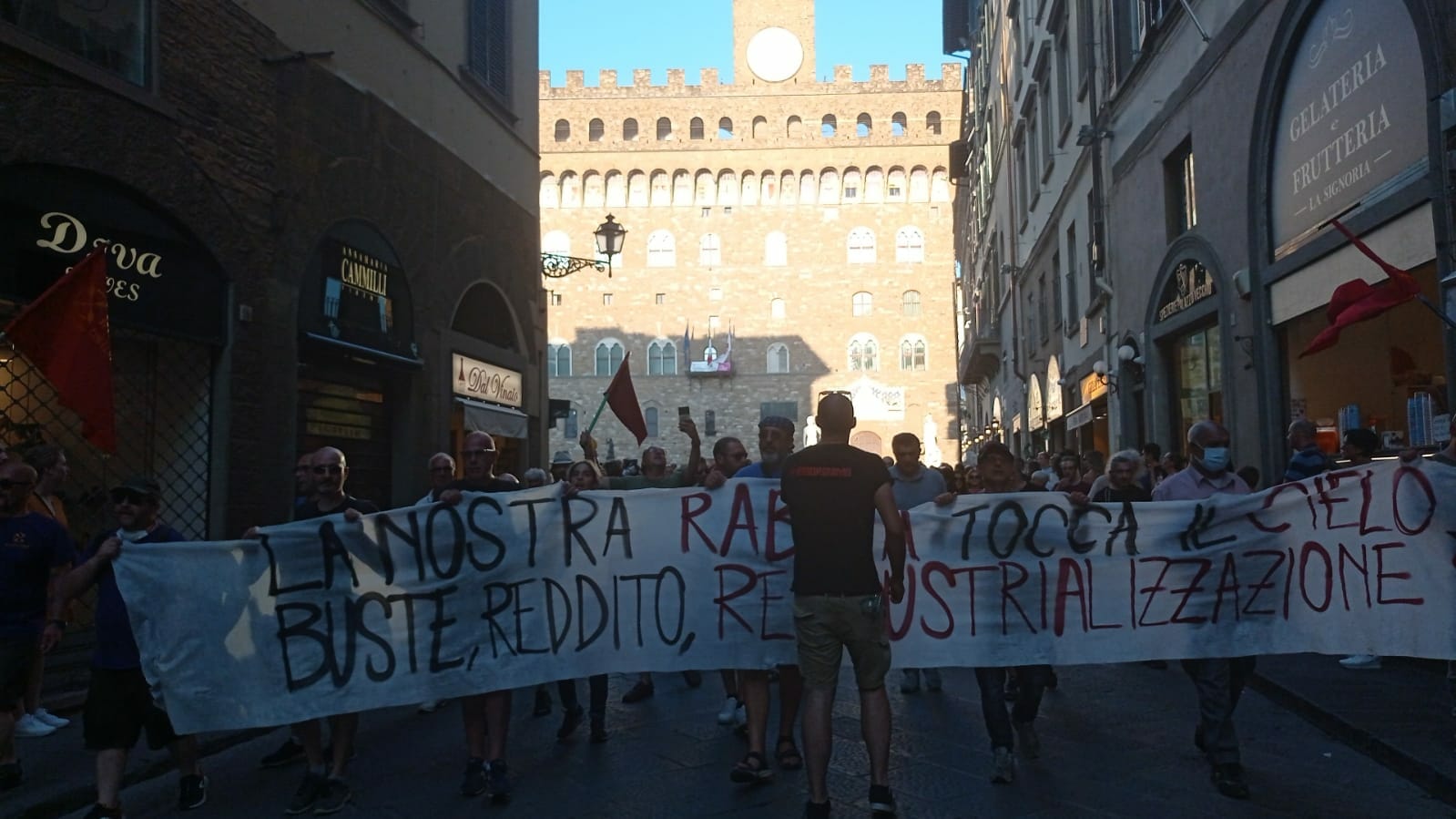 ⁣Oltre 250 persone all’assemblea per l’ex Gkn sotto la torre San Niccolò