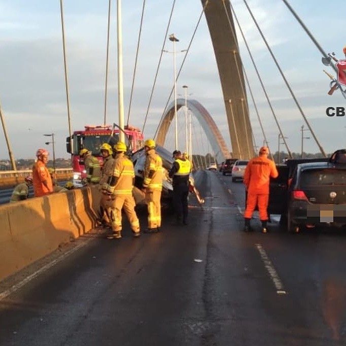 ⁣''Medidas foram imediatas, mas fazer inversão em uma ponte é demorado'', afirma diretor do Detran-DF