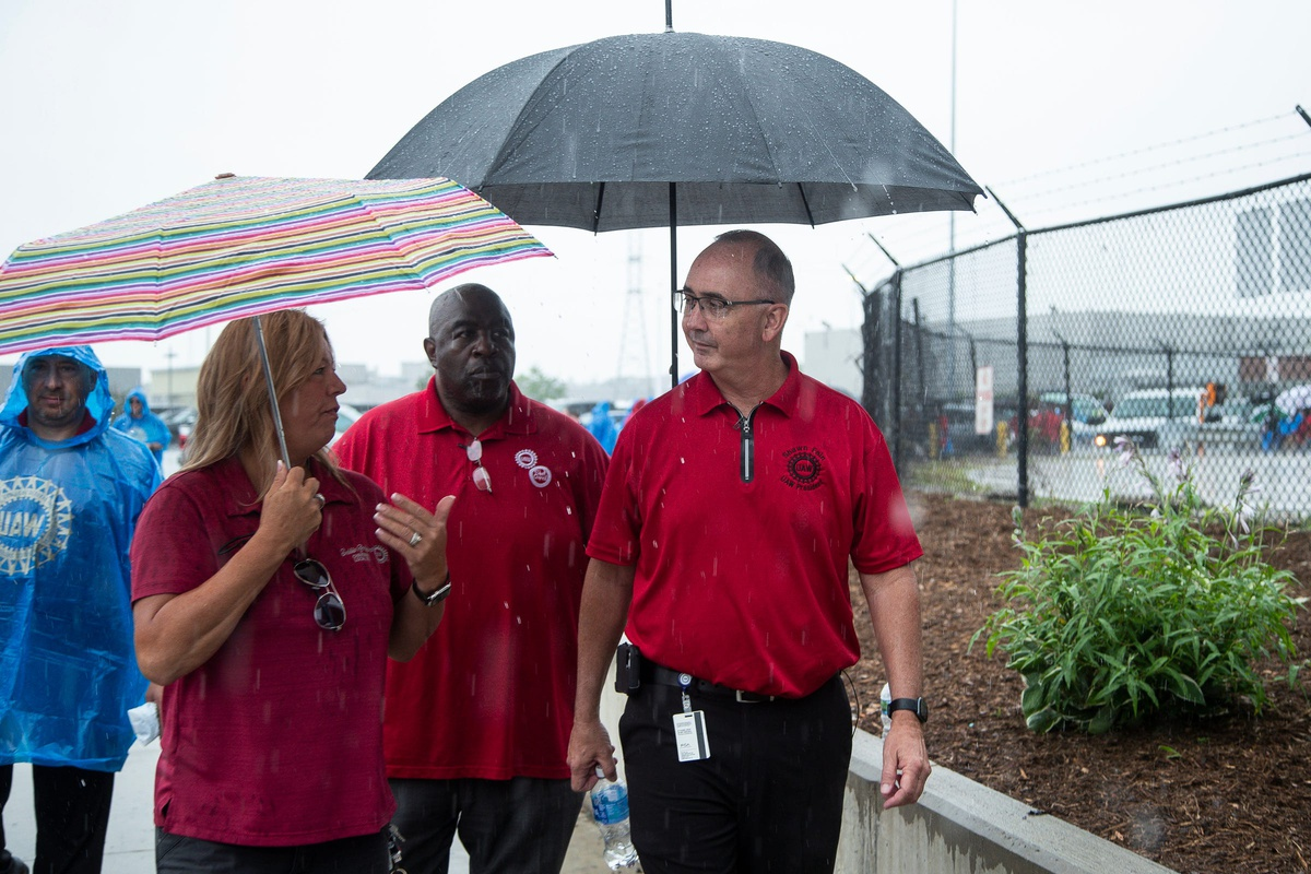 UAW to vote on authorizing strike next week | Howell Police Chief gives update on accidental death of 2-year-old child