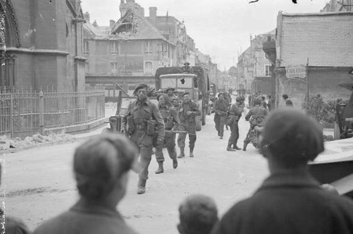 ⁣COUNTER-OFFENSIVE 1944: 7/8: Brothers in Arms: One Legendary Tank Regiment’s Bloody War from D-Day to VE-Day, by James Holland