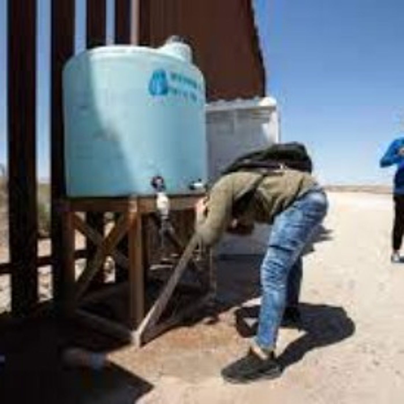 ⁣Desaparecen tanques con agua para salvar vida de migrantes en la frontera.