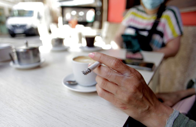 ⁣En 'Hoy por Hoy Comunitat Valenciana', tomamos el pulso a la opinión de la calle sobre la eliminación de la prohibición de fumar en las terrazas de bares y restaurantes