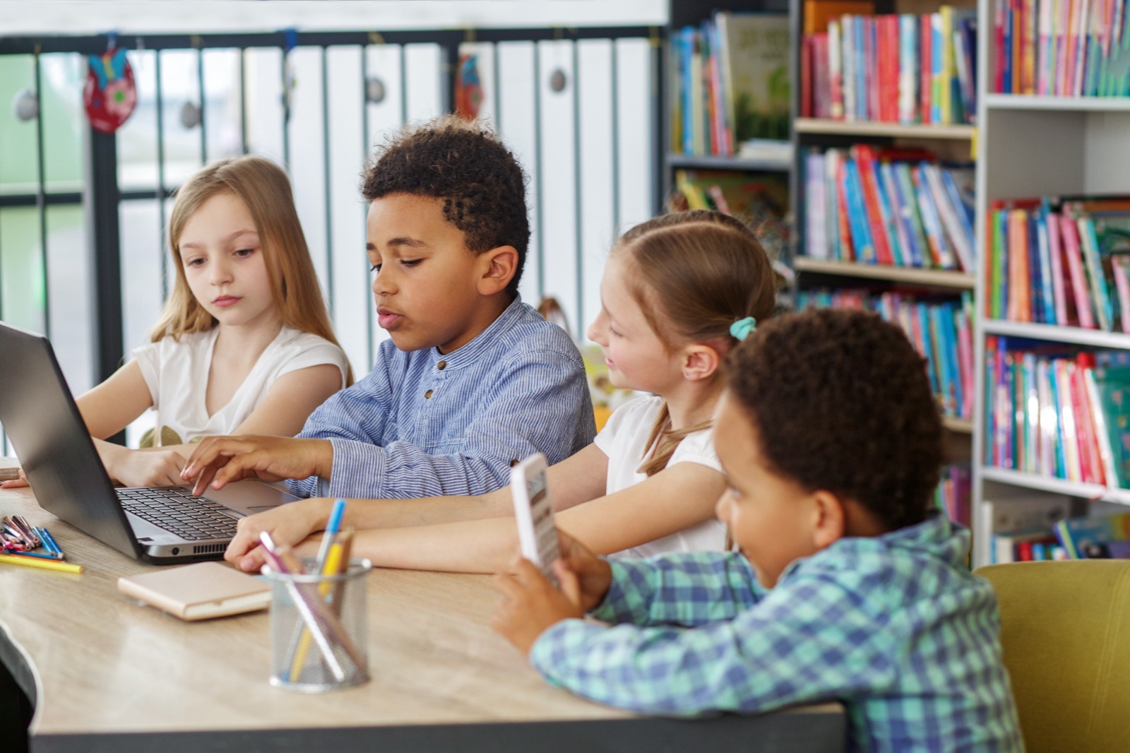 ⁣Educação e tecnologia nas salas de aula