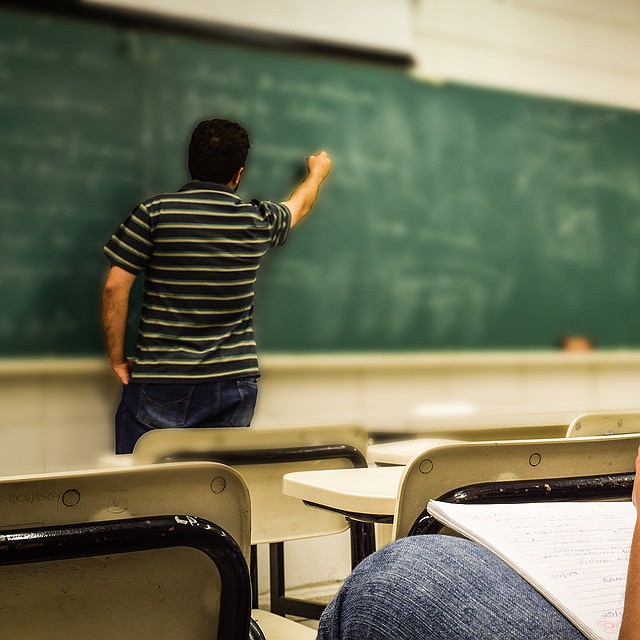 'A tecnologia pode favorecer, mas é o elemento central na educação', alerta especialista em educação