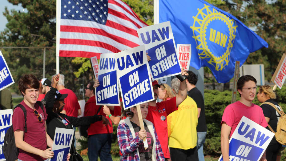 ⁣Dale and Jacob Morrison discuss the United Auto Workers strike under way - 9-15-23