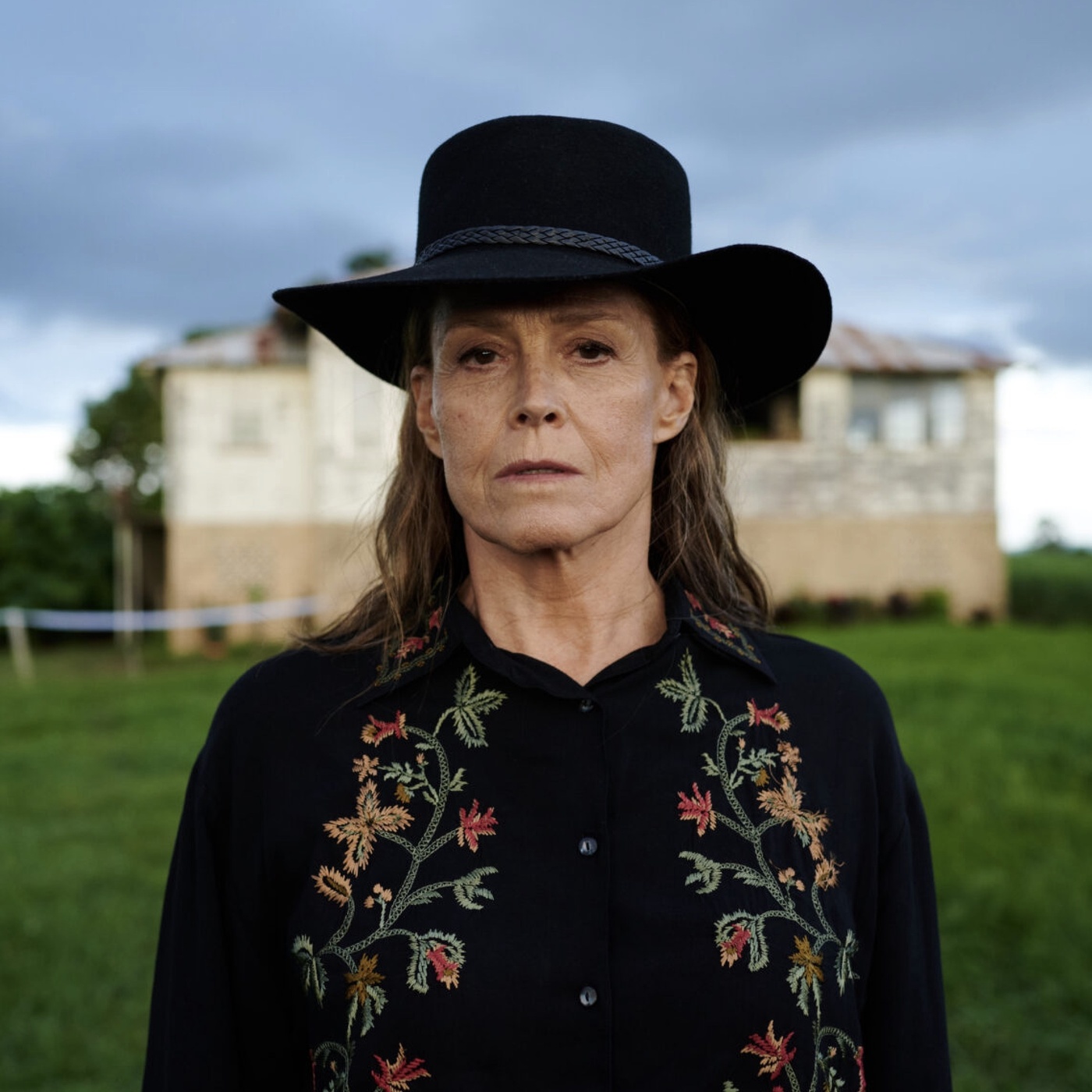 ⁣Miniserie mit Sigourney Weaver: Ein Bilderrausch aus Gewalt und Poesie