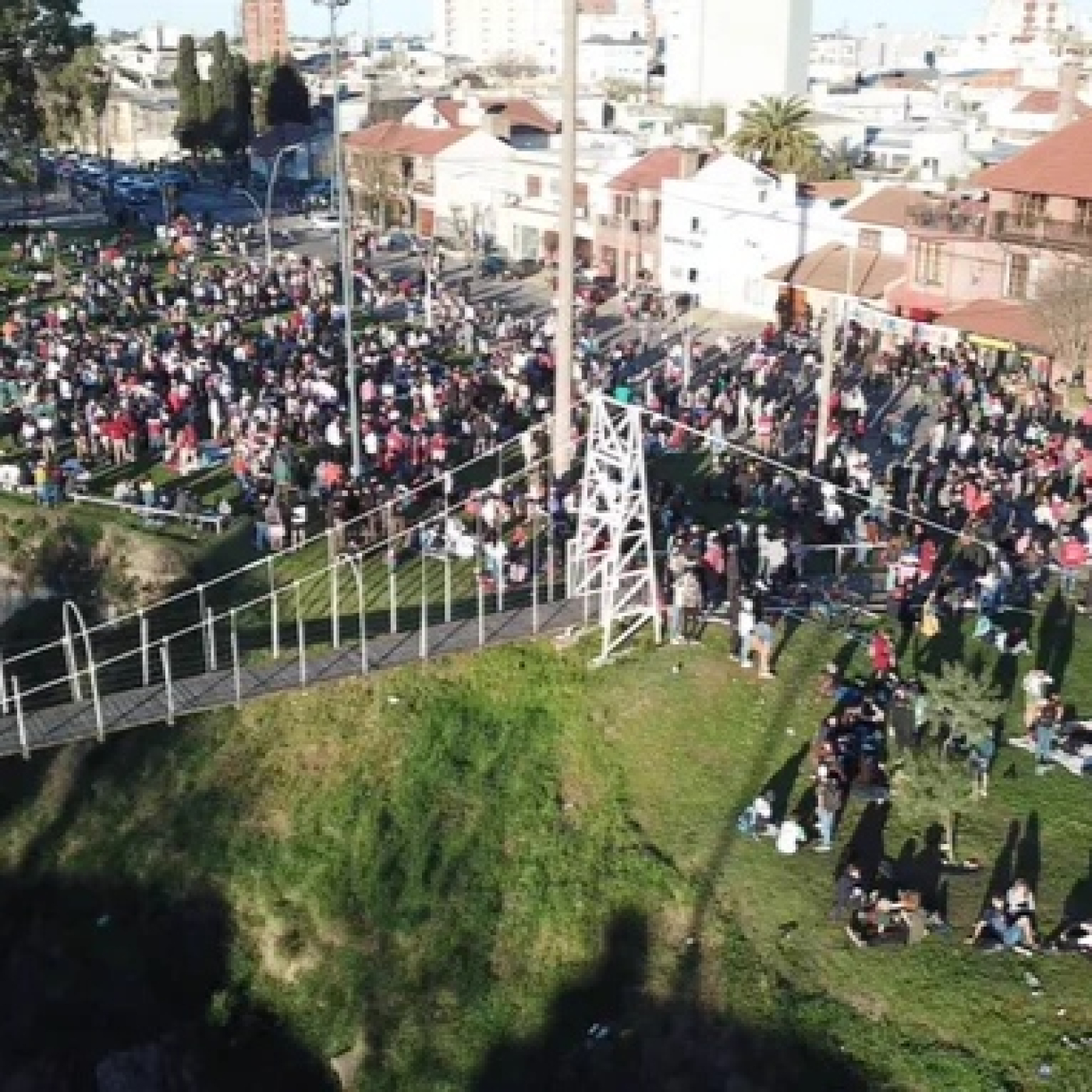 Habladurías del Mundo / Gina Gatti / Día del Estudiante y de la Primavera