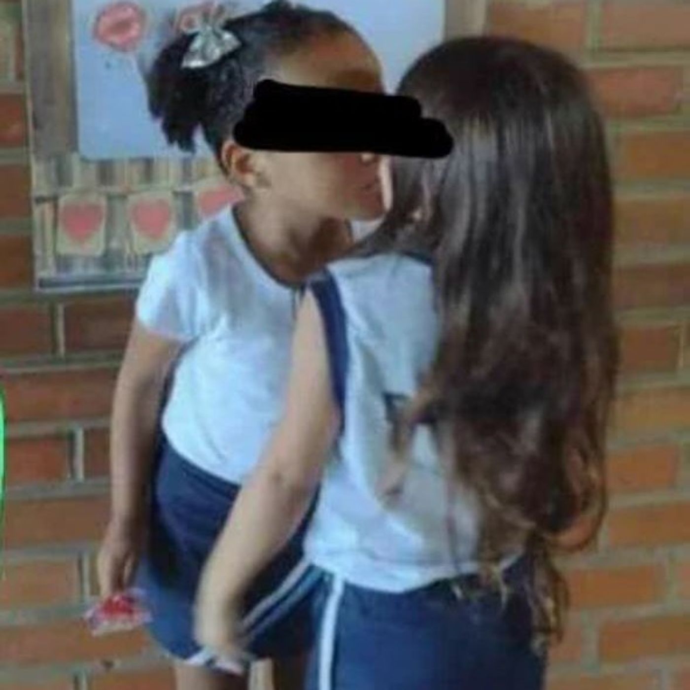 Besar a los hijos en la boca o permitir que se besen con otros niños: ¿Bueno o malo?