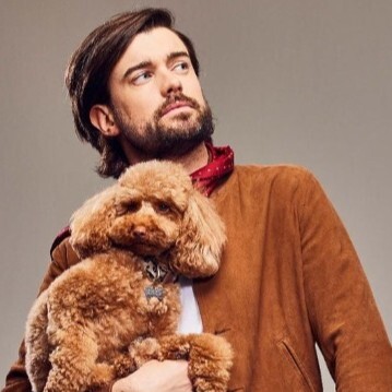 ⁣Jack Whitehall chats to Trina about why his dog Coco has a pram