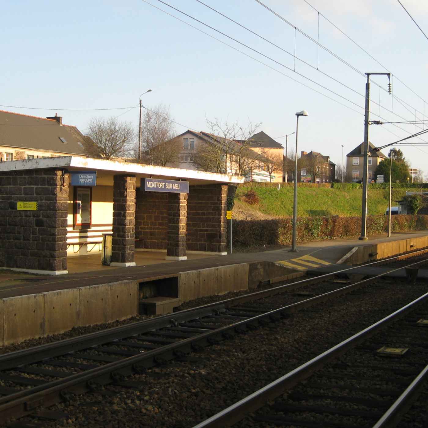 ⁣Des habitants de Monfort-sur-Meu se mobilisent pour sauver leur guichet de gare