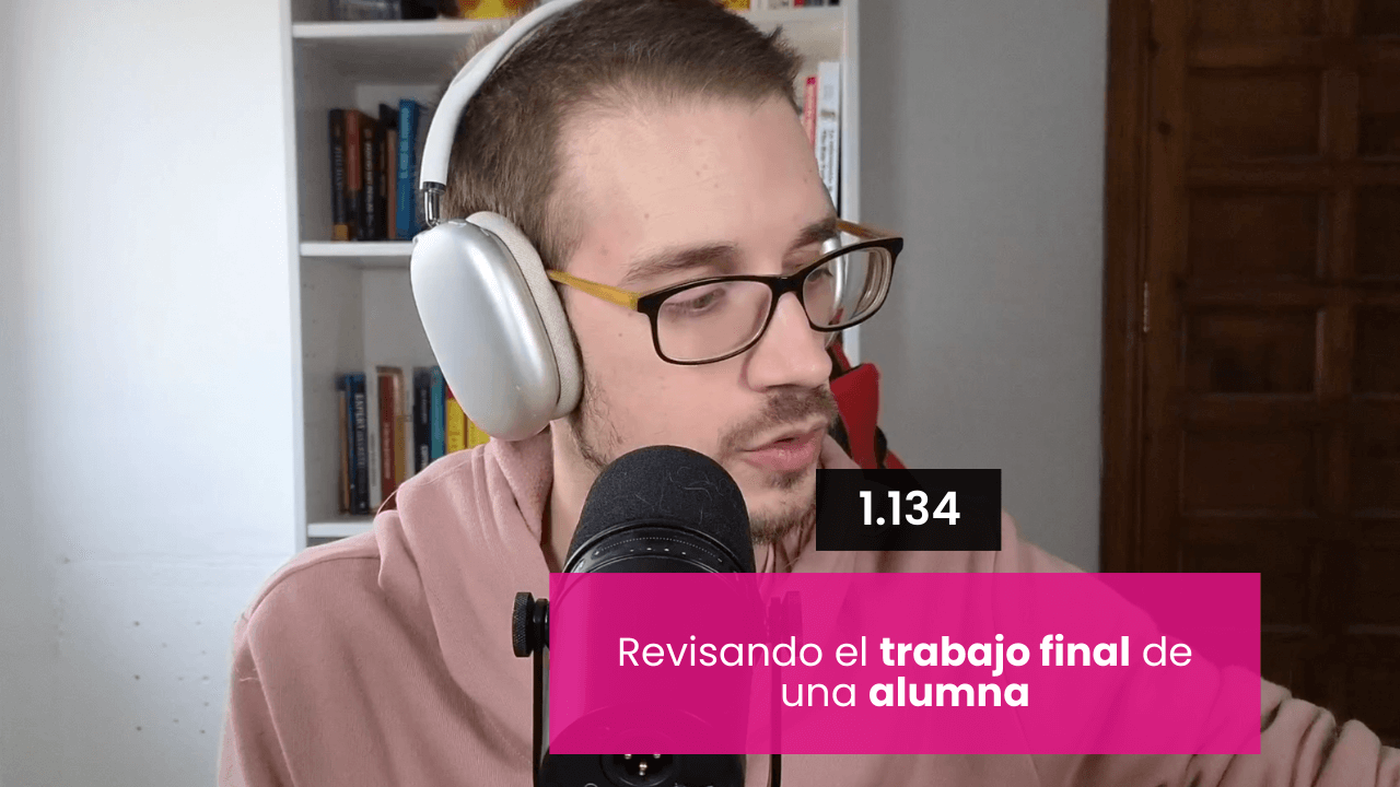 ⁣Revisando el trabajo final de una alumna