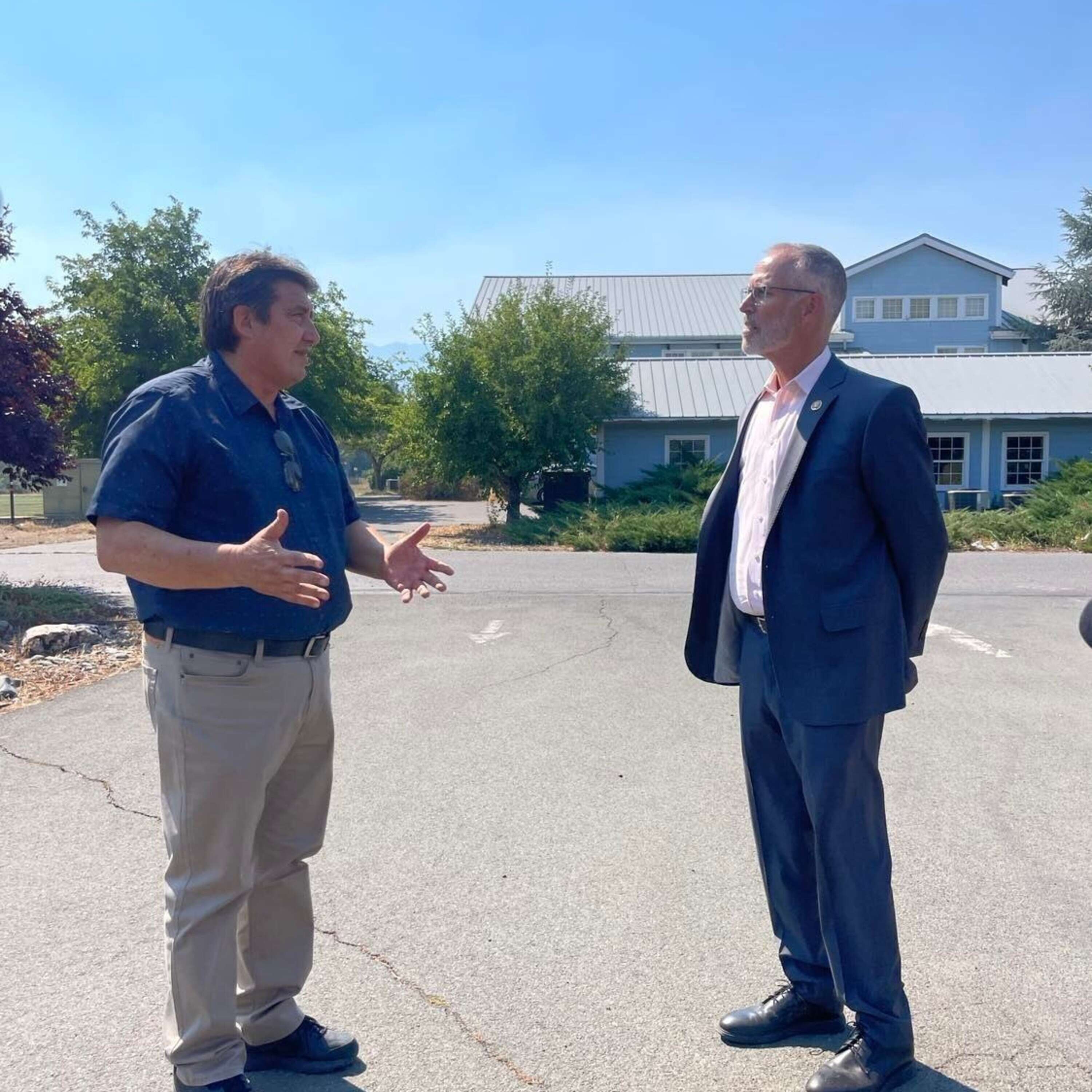 ⁣Huffman tours Round Valley tribal internet project