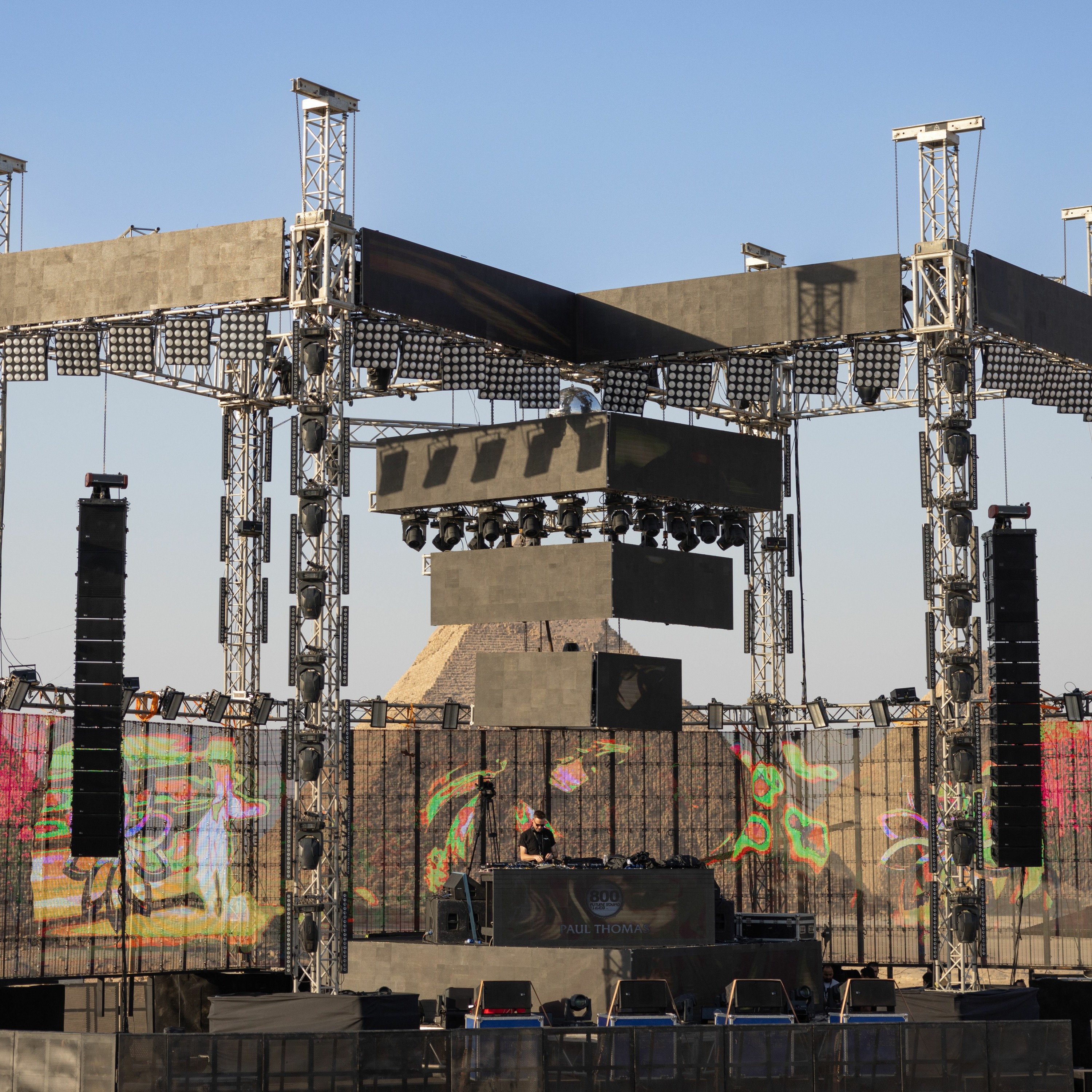 Paul Thomas presents UV Radio 310 - Live From FSOE 800 At The Pyramids Of Giza