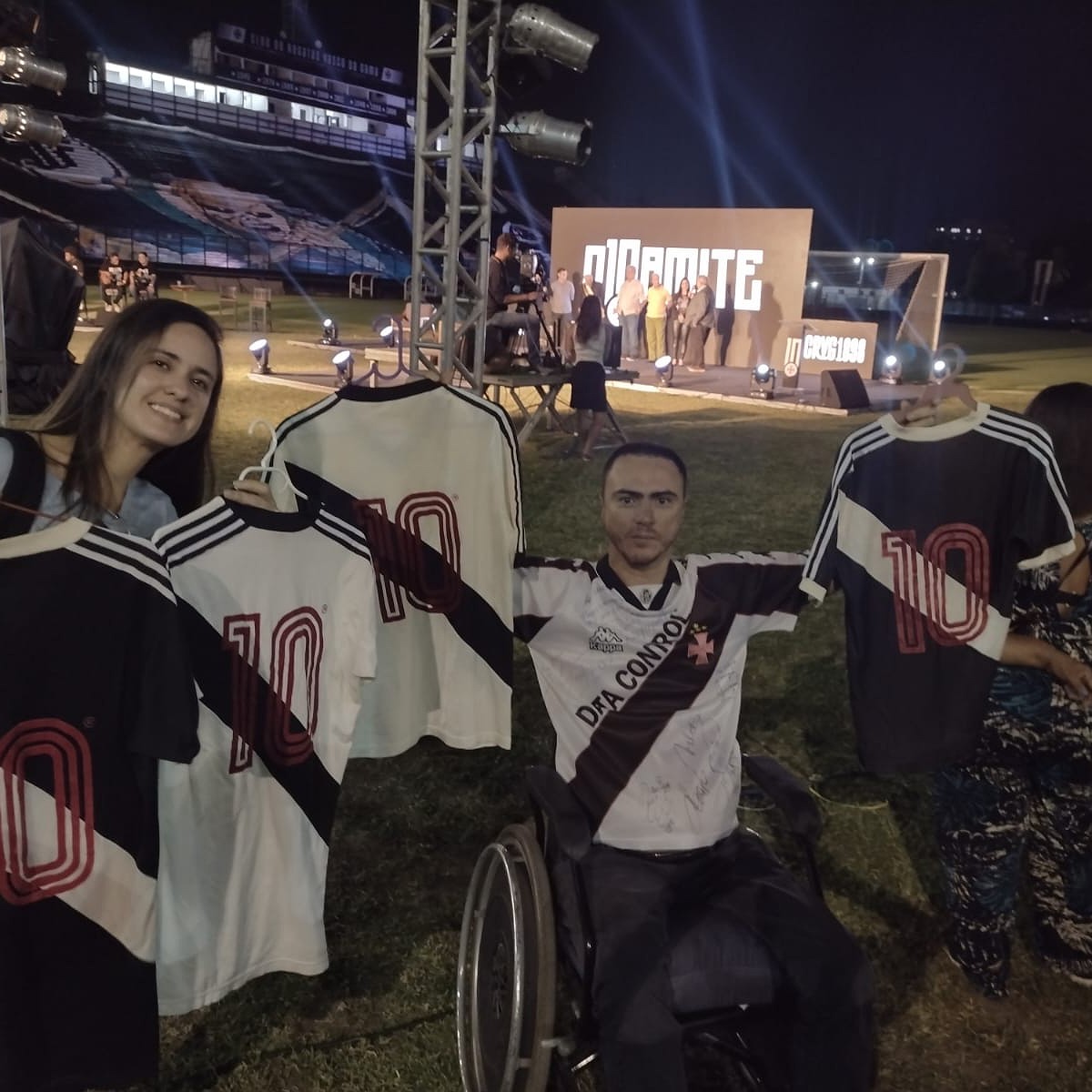 Amantes de futebol gastam milhares de reais em coleções de camisas antigas