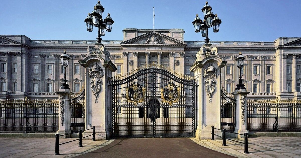 ⁣Taking An Audio Described Tour Of Buckingham Palace