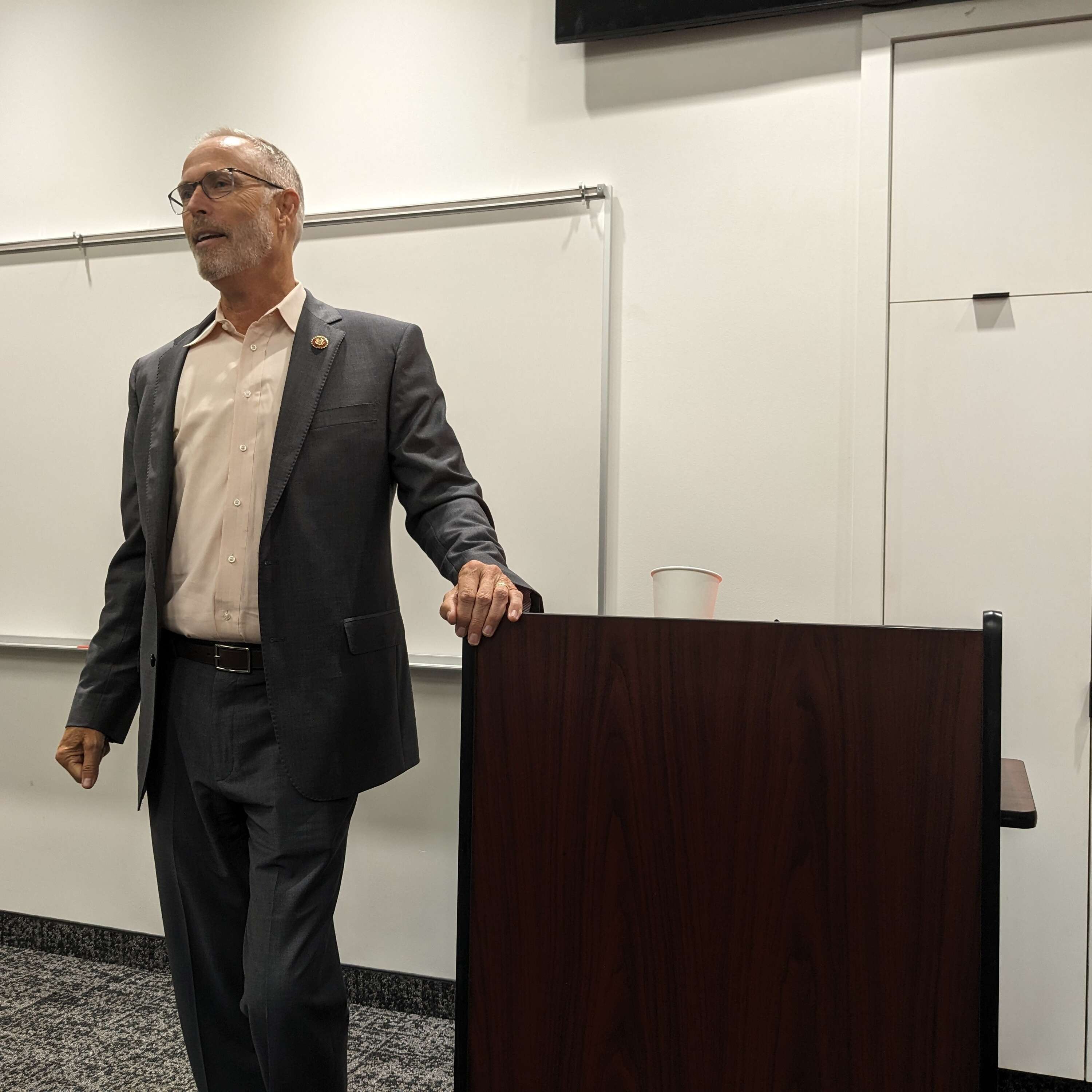 ⁣Huffman talks climate change, shutdown in Willits