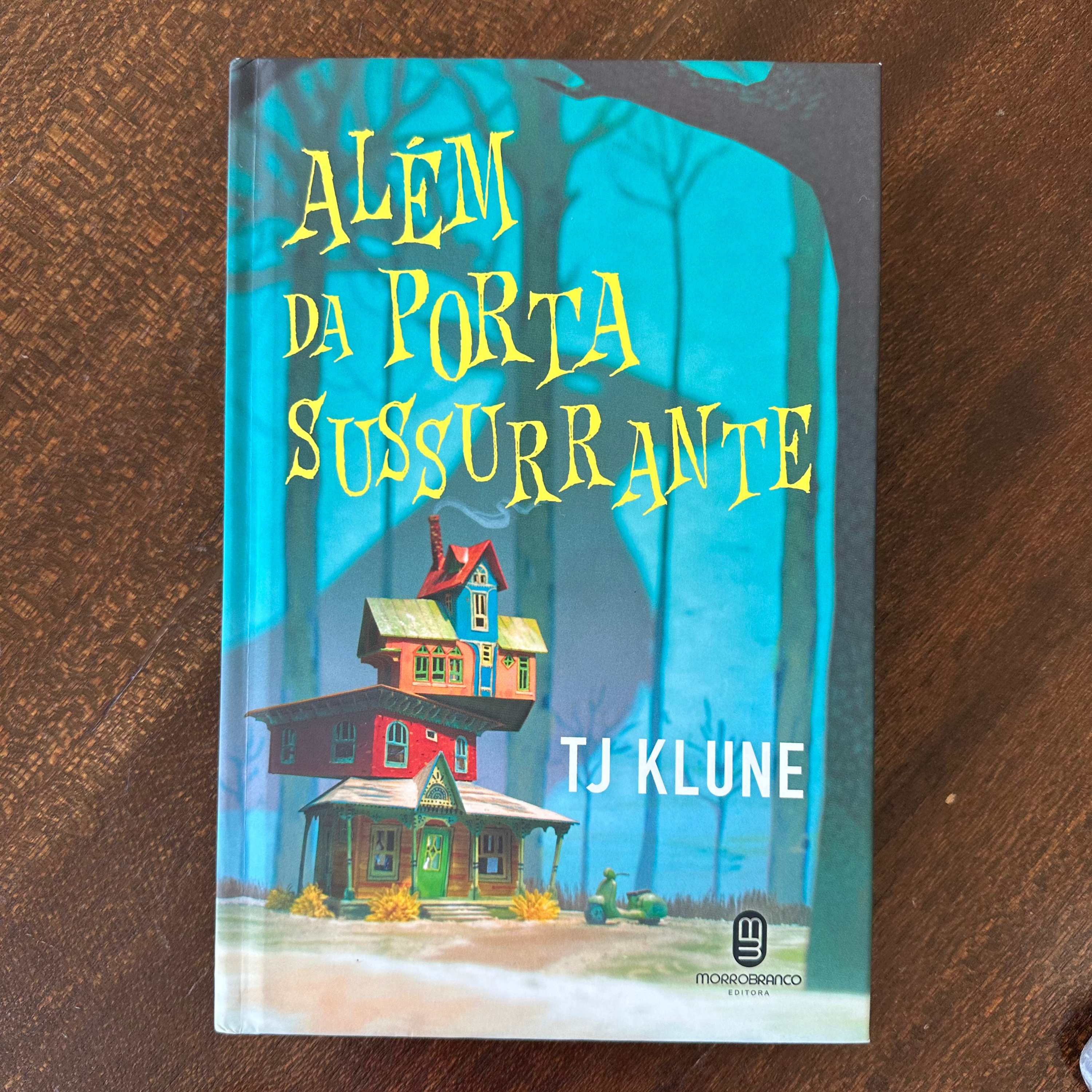 ⁣5ª leitura do livro "Além da porta sussurrante" de TJ. Klune