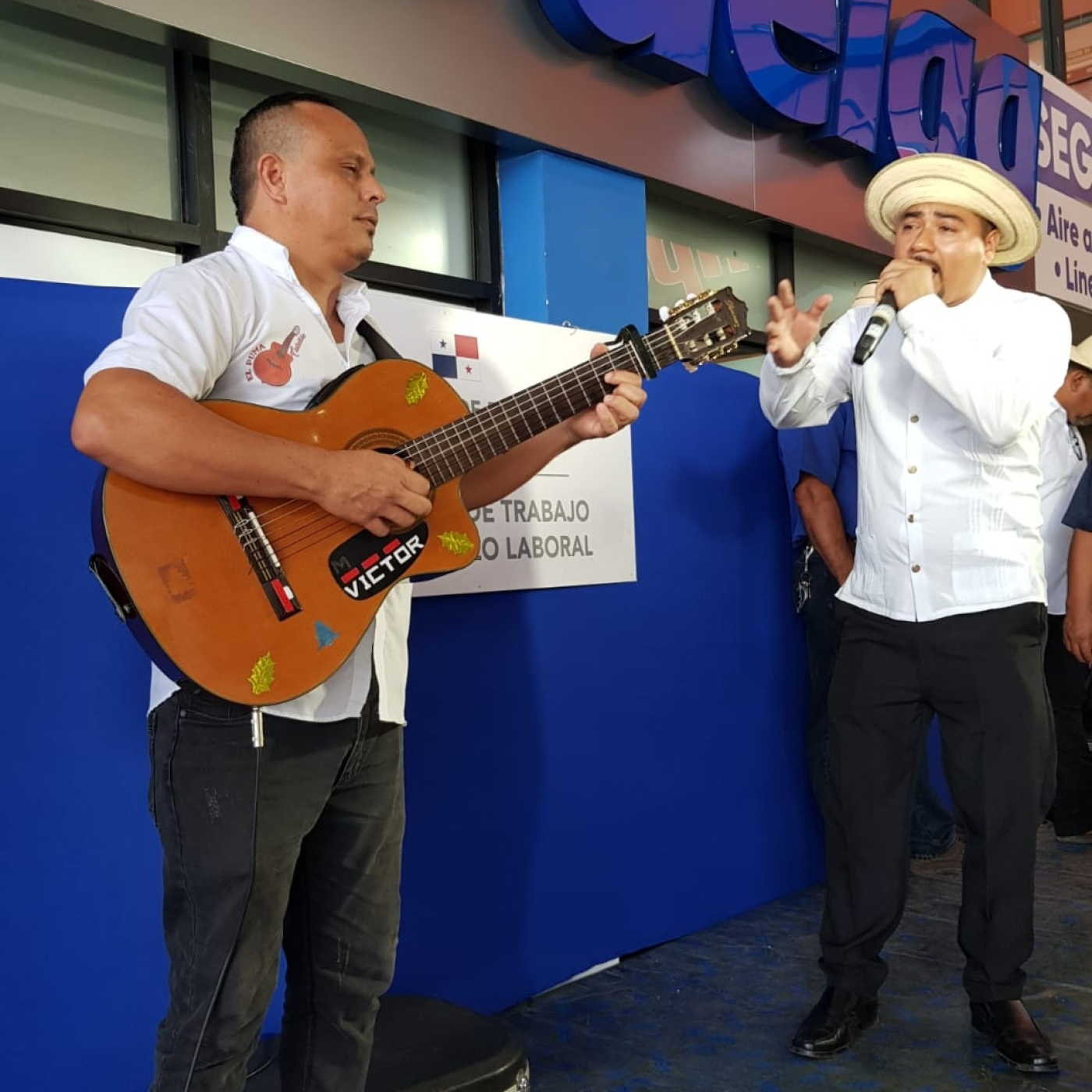 Tarde de Cantadera en la Terminal de Transporte de Santiago de Veraguas